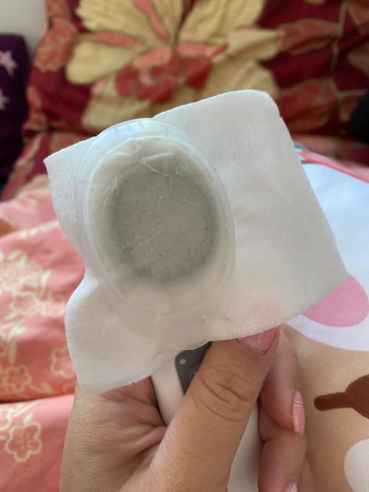 嫩膚導入器|正離子聲波深層導出毛孔污垢 · 負離子聲波深層導入護膚品精華 · 590nm 黃光淡化斑紋提亮潔淨肌膚 · 三大功能各設連續 / 間歇雙模式 · 智能計時(導出 5 分鐘 / 導入 5 分鐘 / 黃光 10 分鐘)· USB 充電 3 小時超長續航 | Cream Booster with Yellow Light Therapy