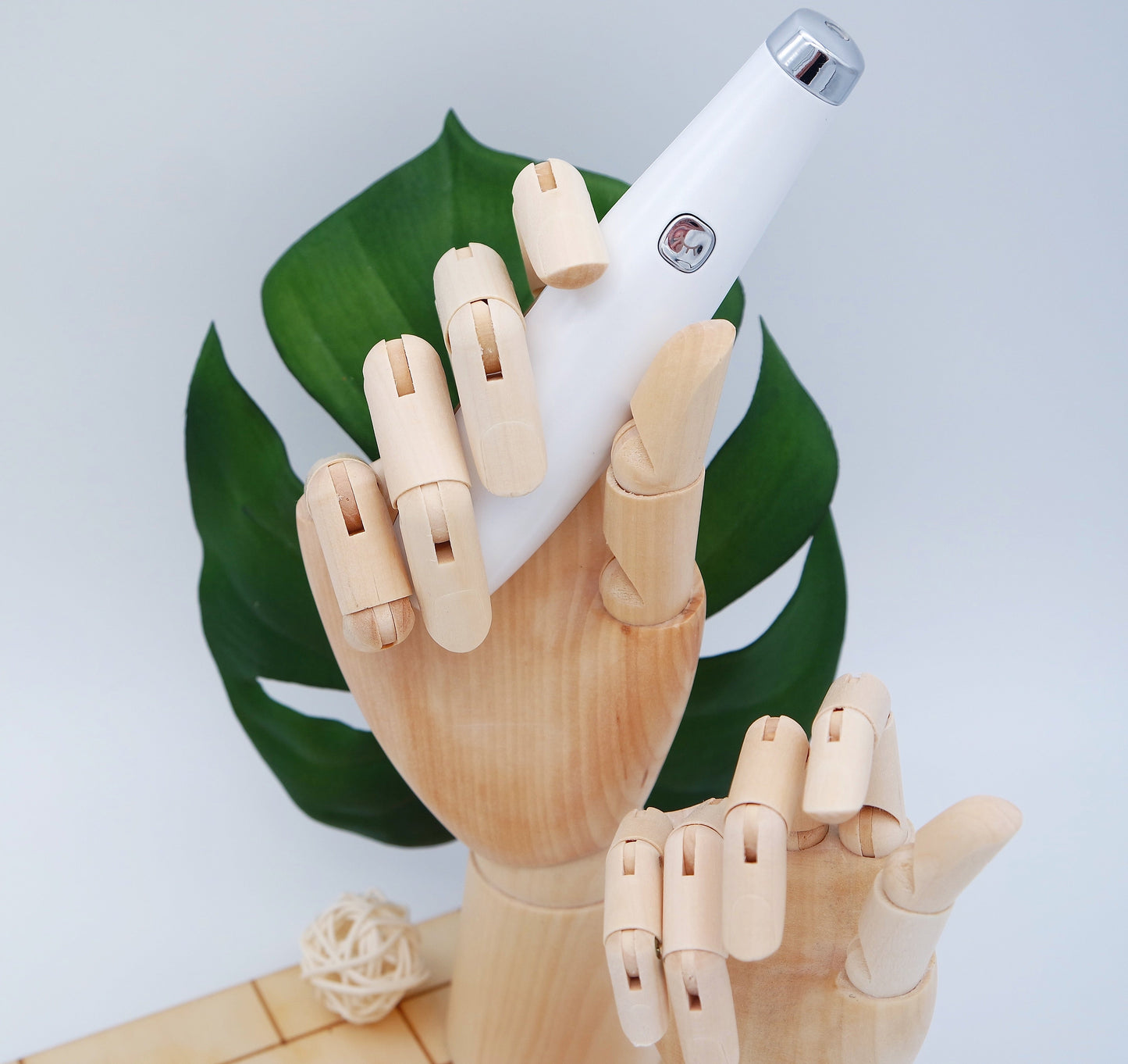 美眼導入器｜40° 暖敷 + 紅光療法 + 聲波振動三合一 · 淡化黑眼圈眼袋魚尾紋 · 促進眼霜精華吸收 · 智能自動計時關機 · 脣部護理同樣適用 · 長期用電腦人士必備 | Eye Cream Booster