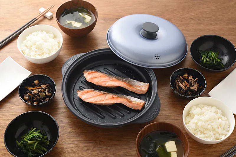 日本 Anything 微波爐煮食神器加大版｜煎煮燉蒸煮飯翻熱六用 · 底部特製平底鍋材質無油煙 · 850ml 大容量 · 附 30 款日文食譜 · 可放洗碗機｜Microwave Cooking Pot