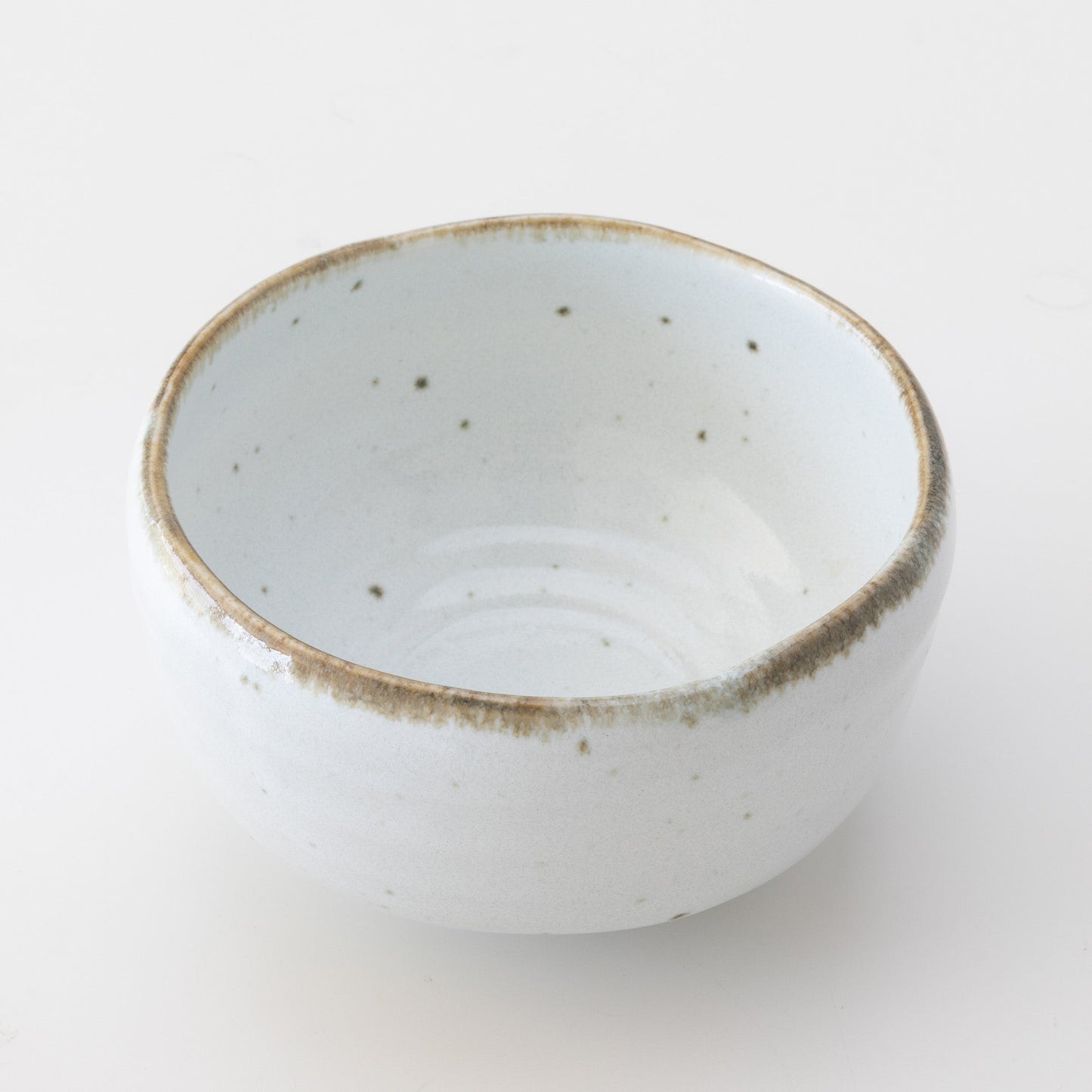 日本Asayu 白土抹茶碗｜白釉 × 鐵鏽色邊緣 × 斑點釉 | 日式美學 | 職人手作