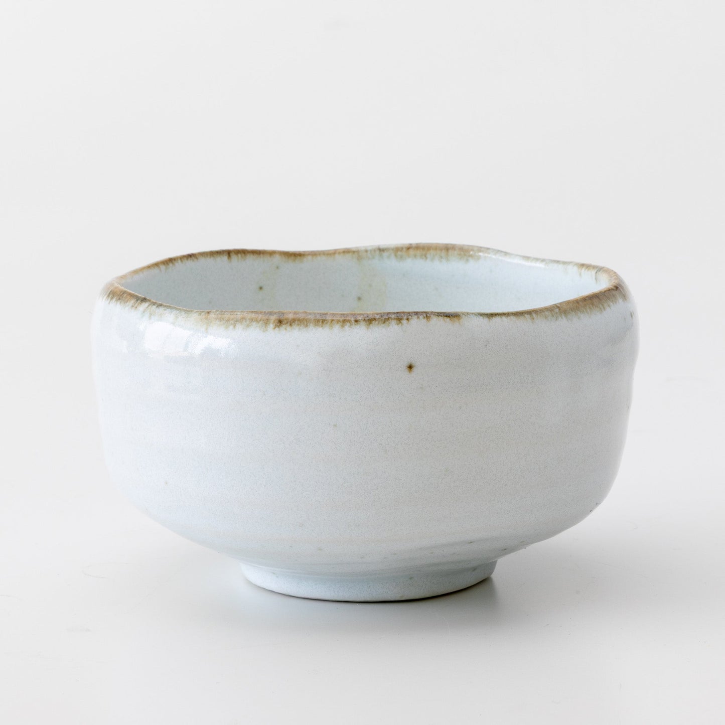 日本Asayu 白土抹茶碗｜白釉 × 鐵鏽色邊緣 × 斑點釉 | 日式美學 | 職人手作