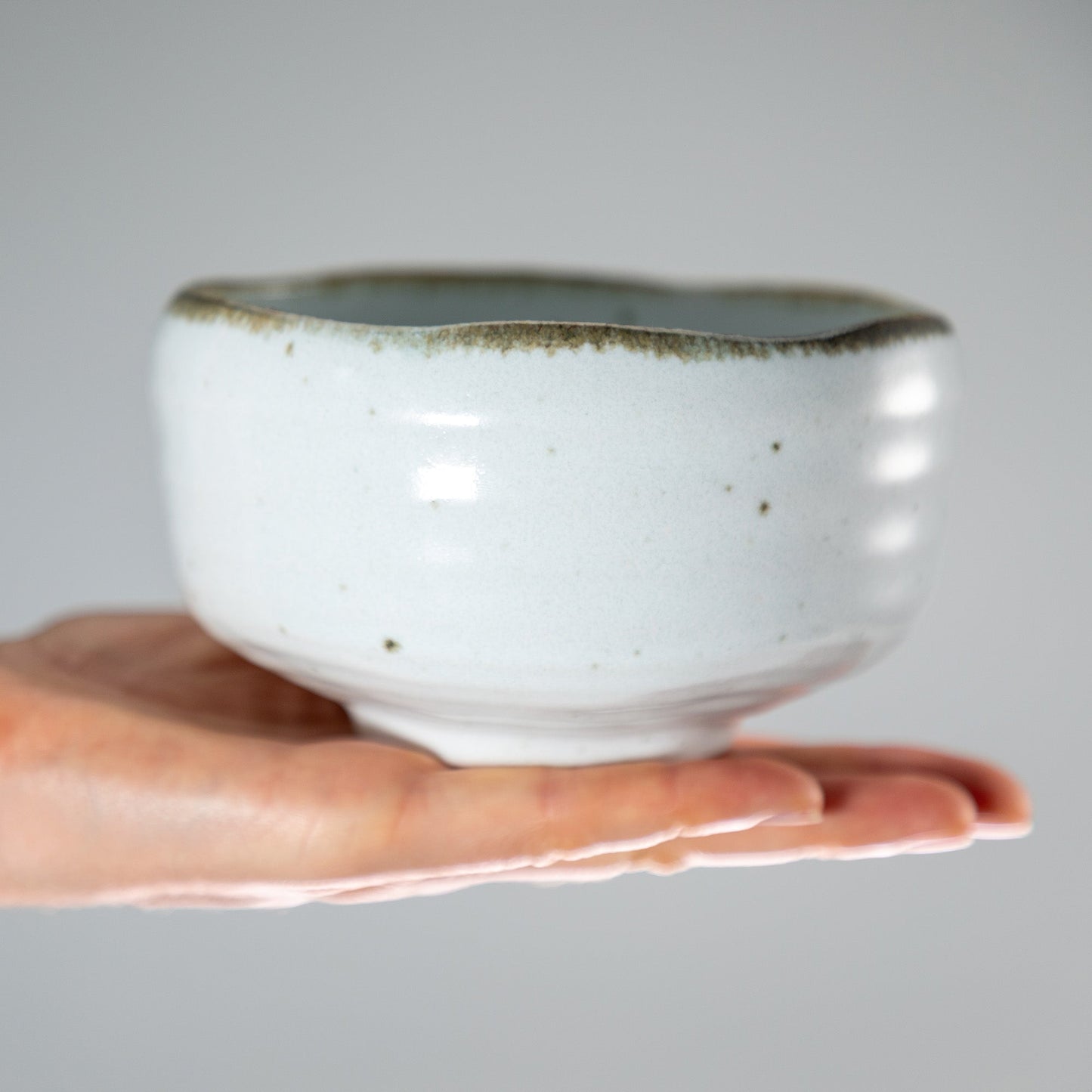 日本Asayu 白土抹茶碗｜白釉 × 鐵鏽色邊緣 × 斑點釉 | 日式美學 | 職人手作