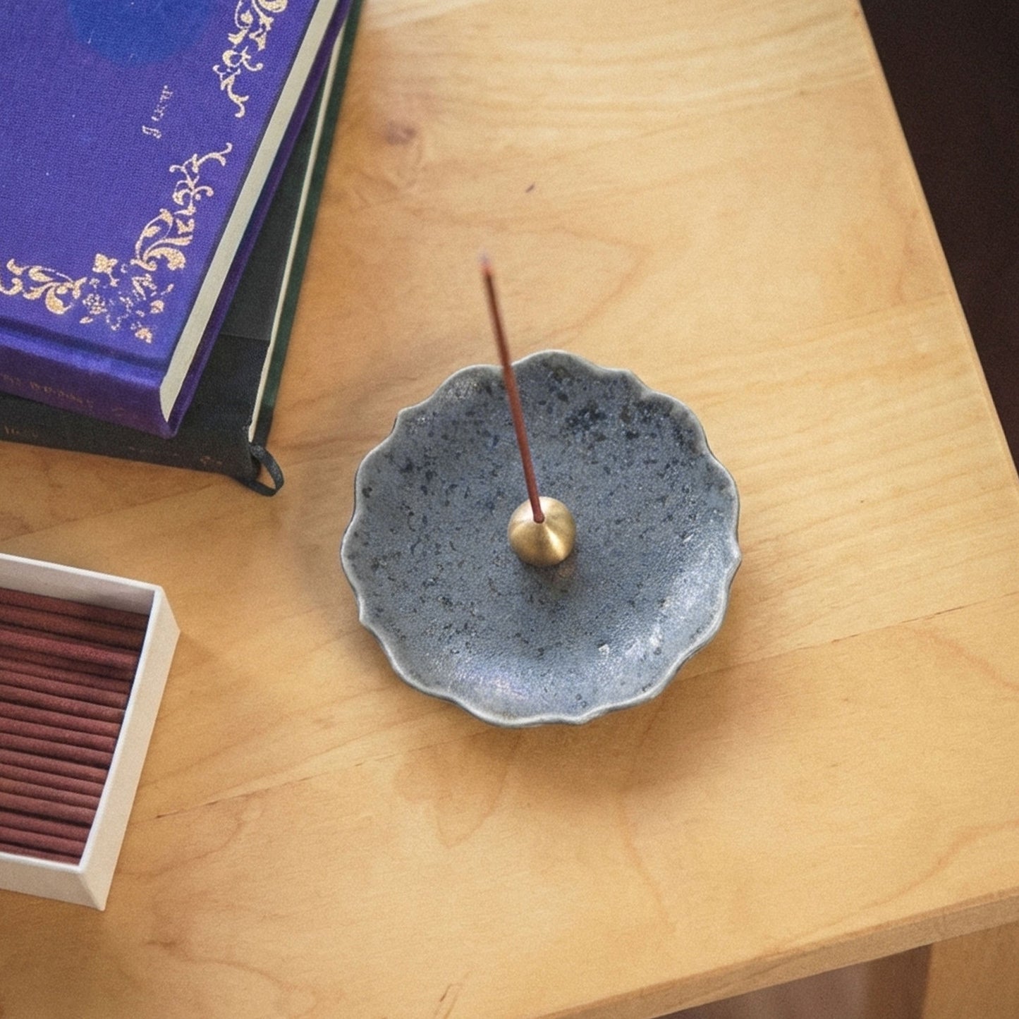 日本Asayu 兵庫縣 Matte Gray Kikyo Holder - Flower Shape | 職人手工 | 禪意美學